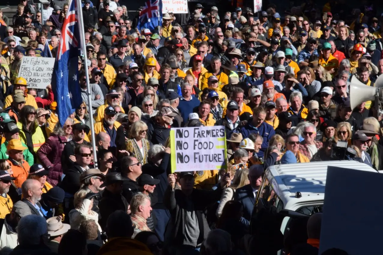 FIVE THOUSAND, ONE MESSAGE: Melbourne\\'s eastern CBD crawled to a stop as CFA volunteers and farmers from across the state rallied outside Parliament House, complete with over 100 emergency service vehicles. PHOTOS: Duong Nguyen