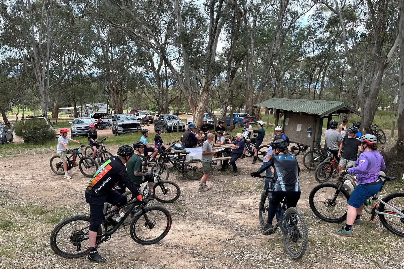 PRE-RACE ADDRESS: A big crowd of entrants listened to Dave Empey. PHOTO: Ant Bateup\\n
