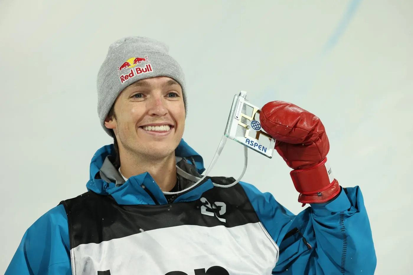 A SMOOTH WIN: Scotty James performed a \"victory lap\" on his third run, winning the halfpipe competition easily. Id:36634