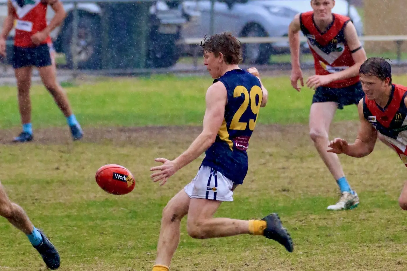 NAIL-BITER: Eagles vice captain Tom Dunstan displayed skill and tenacity in his team\\'s narrow loss against the Benalla Saints on the weekend. PHOTO: Paul Martin