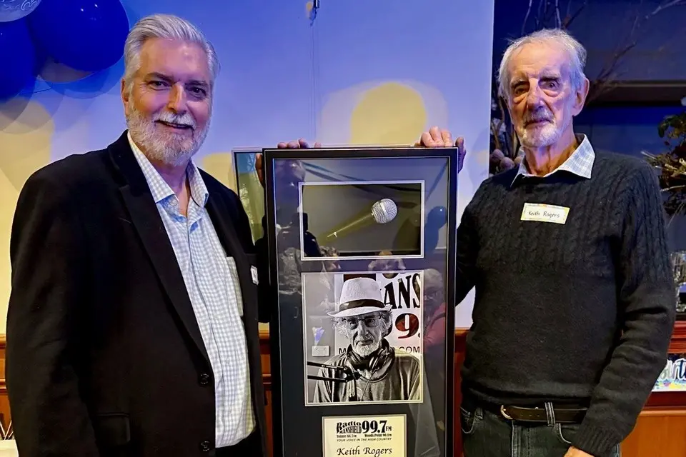 <p>COMMUNITY HONOUR: Radio Mansfield President Peter Brown congratulates Keith Rogers</p>\\n