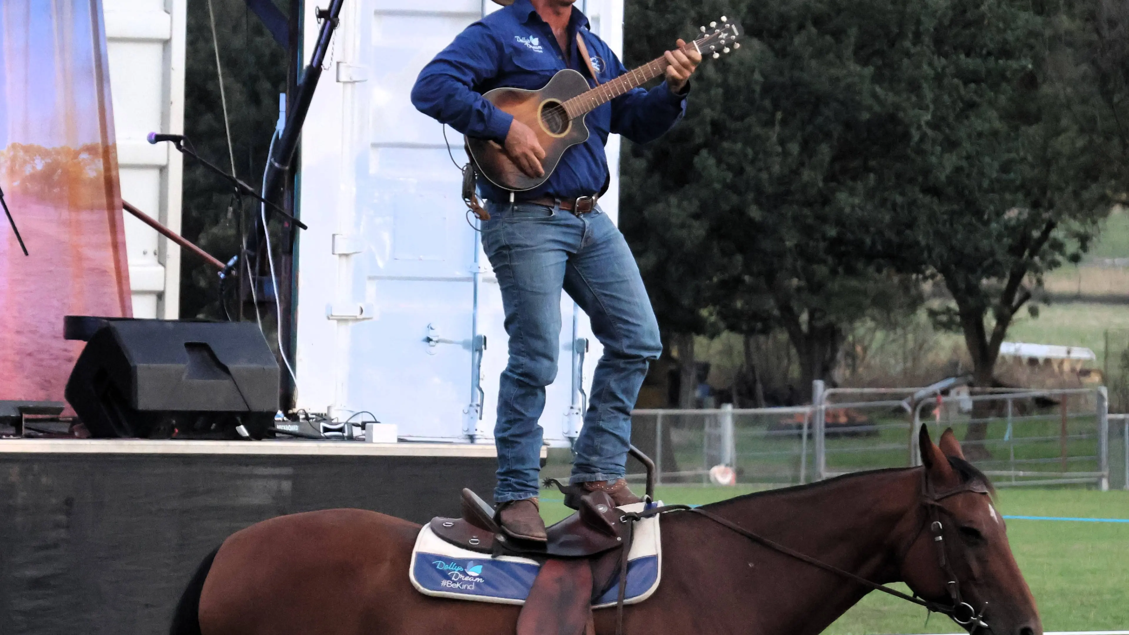 Tom Curtain show raises $25,000 for local bushfire relief