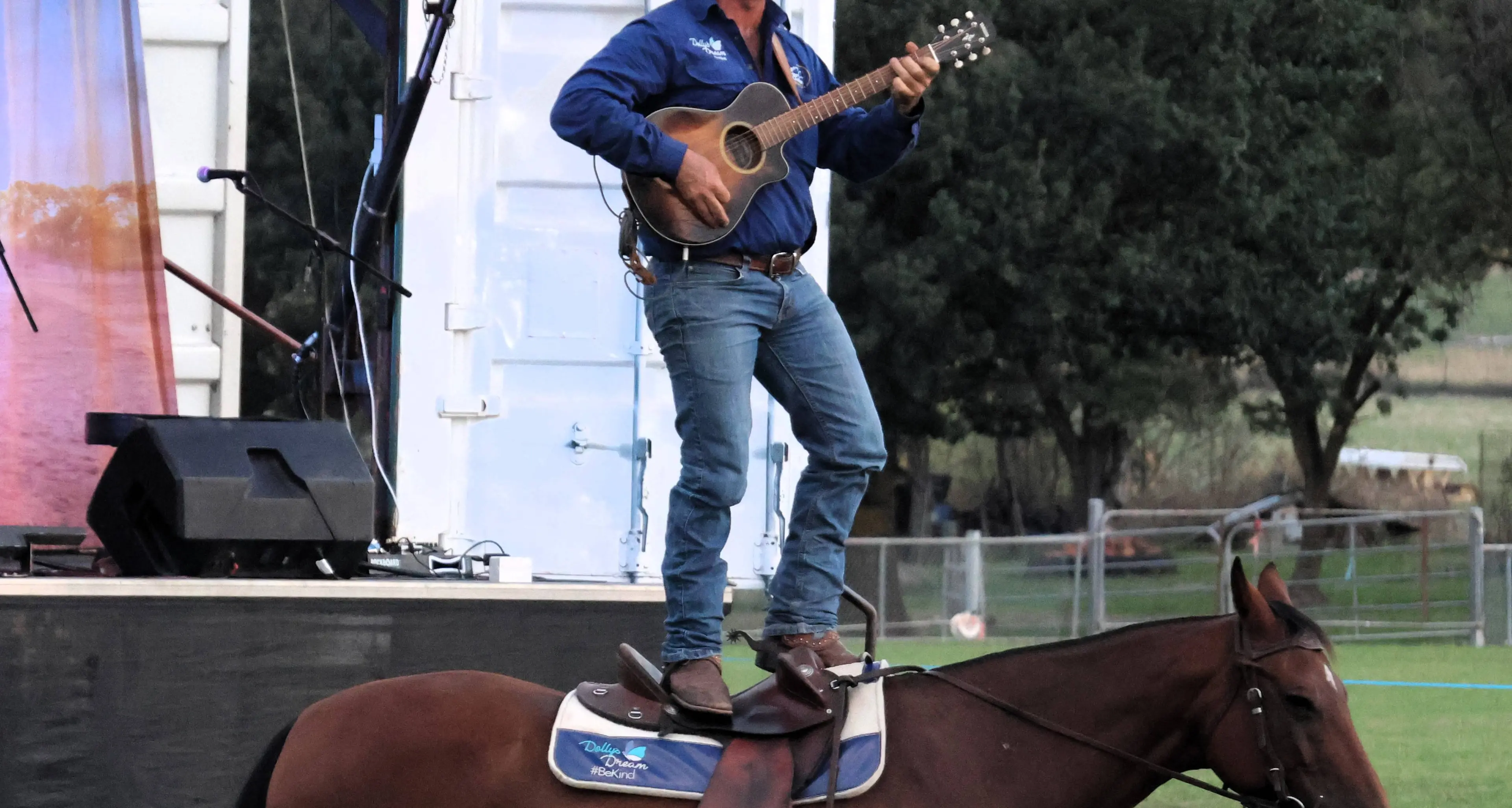 Tom Curtain show raises $25,000 for local bushfire relief