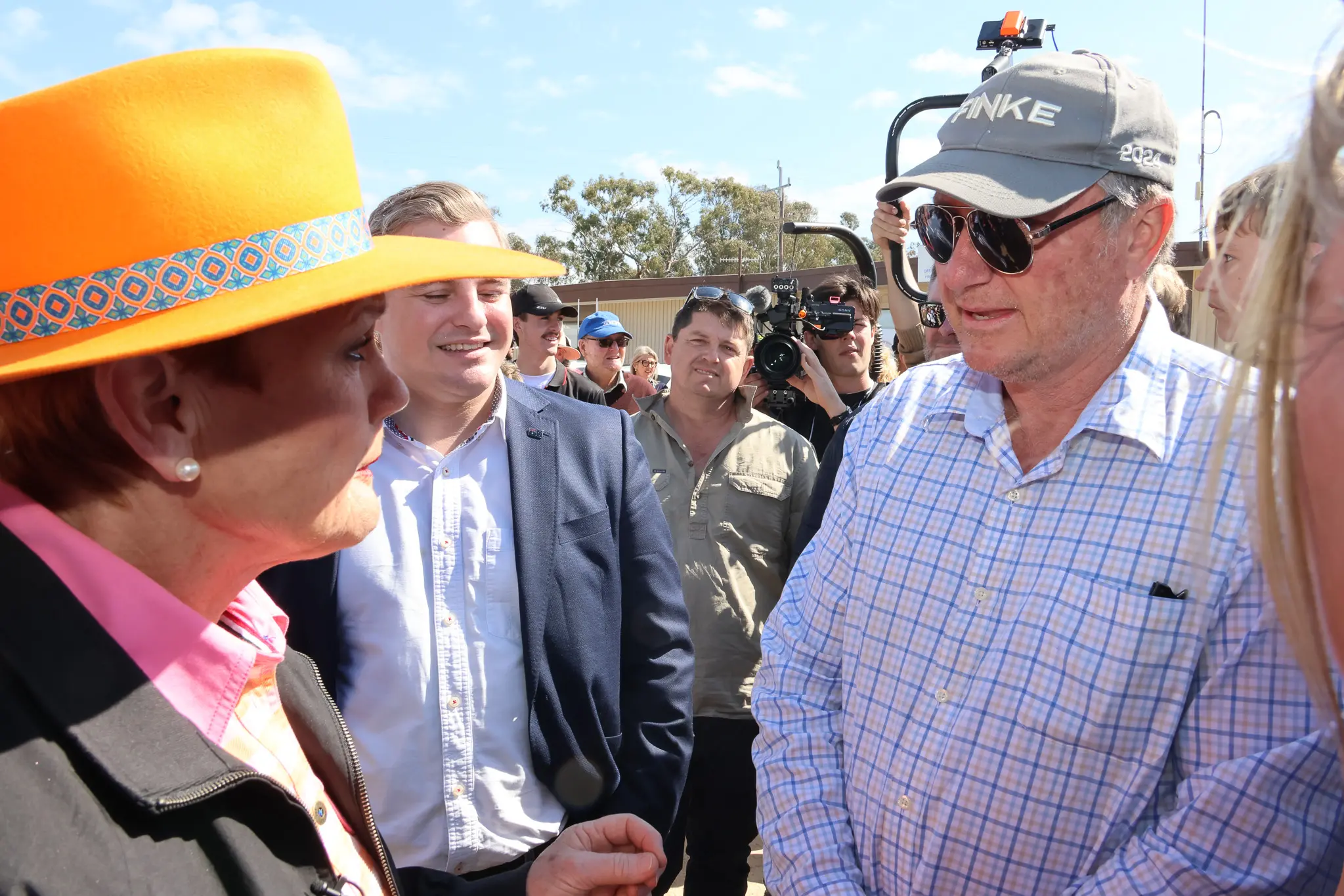 <p>FACE TO FACE: Pauline Hanson speaks with Eildon candidate Tim Barber. PHOTO: Lynn Elder</p>\\n