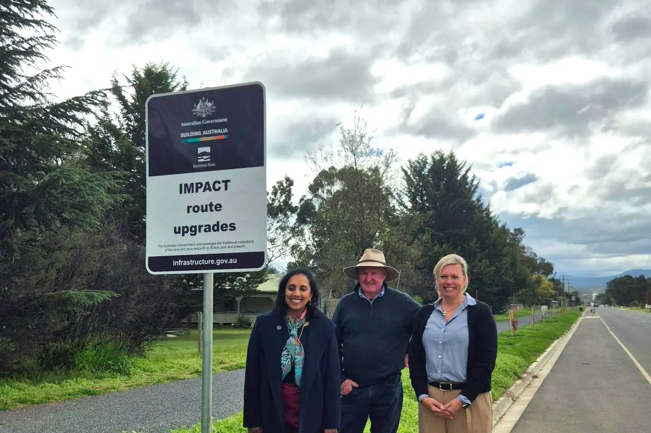 <p>ON-SITE: Senator Ananda-Rajah, Mayor Rabie and Cr Treasure at Highton Lane IMPACT route.</p>\\n