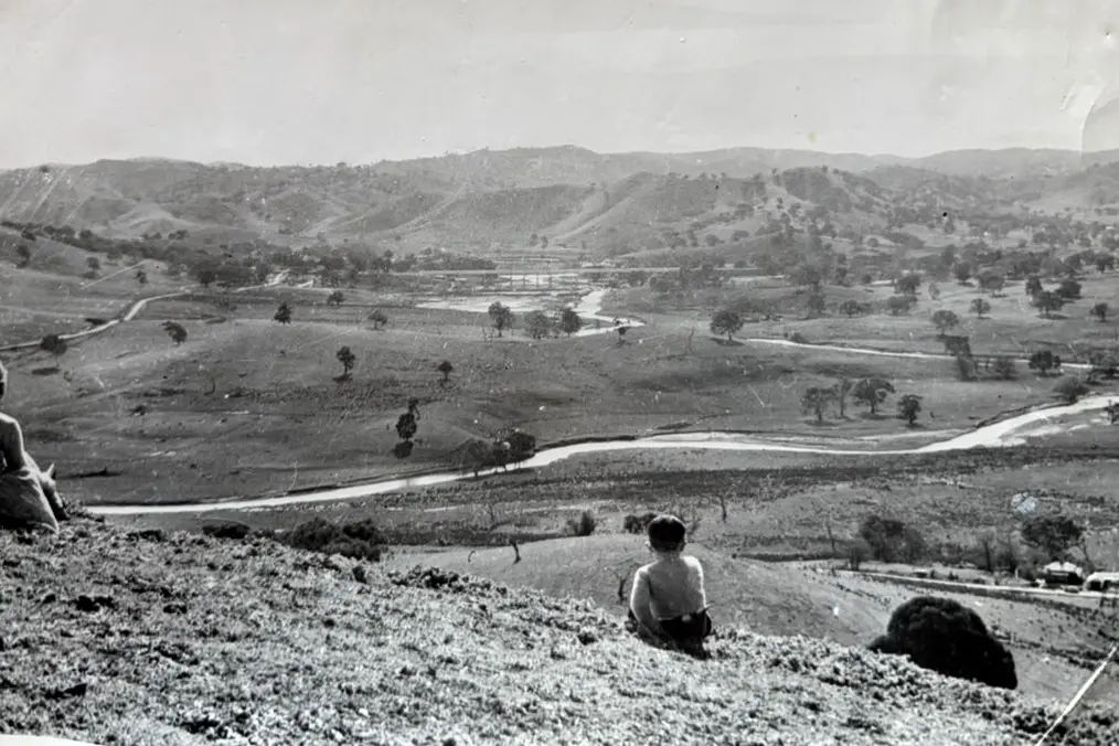 <p>BEFORE: Fertile lambing flats being viewed before the flooding of the area.</p>\\n
